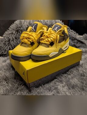 Air Jordan 4 Retro Lightning Men Size 9.5